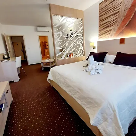 Slameny Dom & Otel